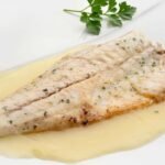 Filete de lubina y gambones en salsa verde