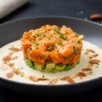Tartar de salmon y aguacate en  ajo blanco